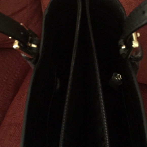 SOLD 😊NEW TORY BURCH YORK Leather Tote in Black - Picture 4 of 5